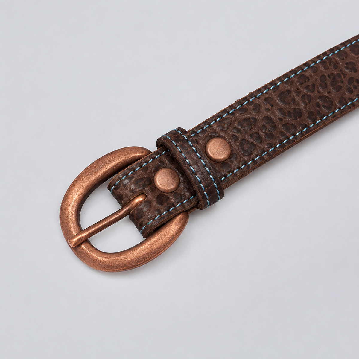Hanks Yellowstone Women’s 1″ belt: brown textured leather, blue stitching, copper buckle.